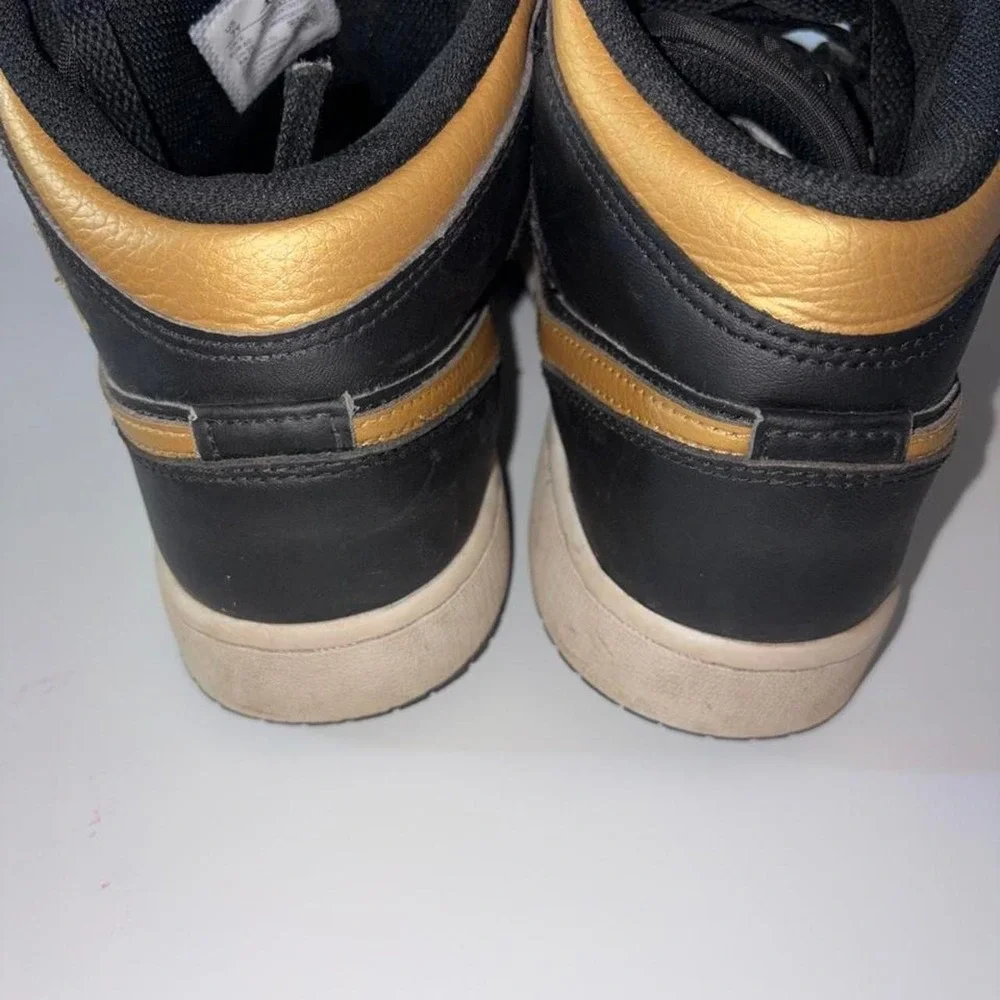 Jordan 1 Mid Black Gold sneakers size US 7Y